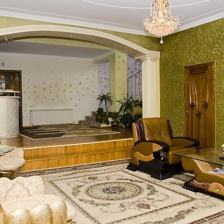 Hotel Ezio キシナウ エクステリア 写真