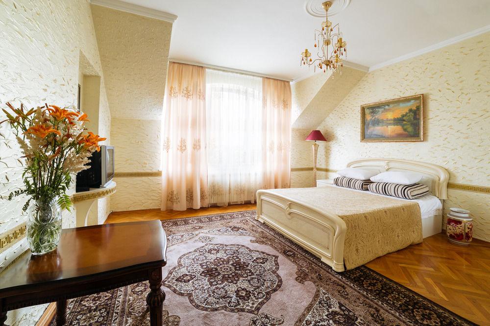 Hotel Ezio キシナウ エクステリア 写真