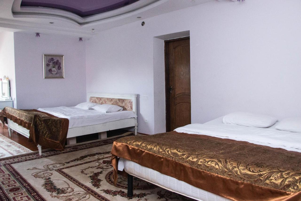 Hotel Ezio キシナウ エクステリア 写真
