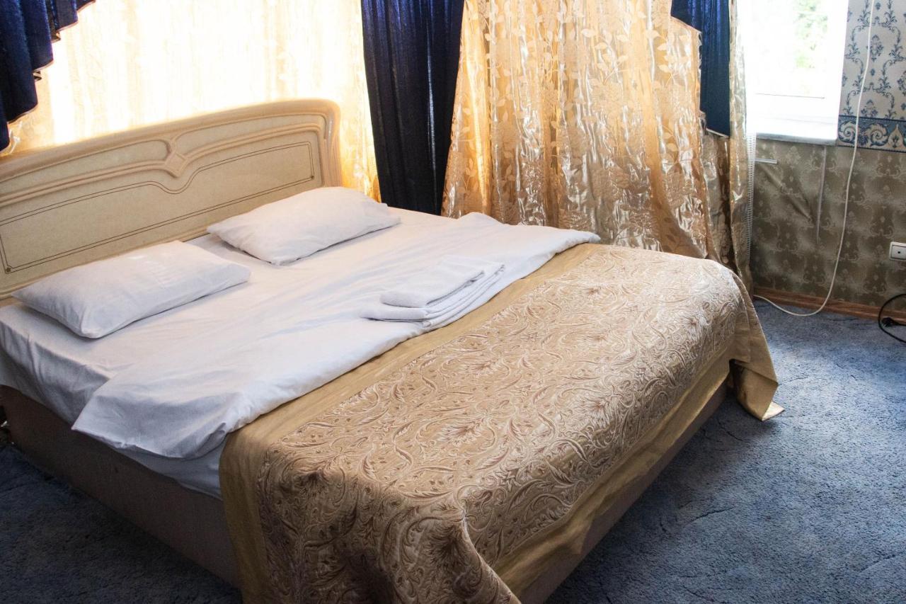 Hotel Ezio キシナウ エクステリア 写真