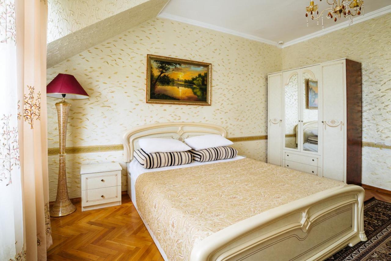 Hotel Ezio キシナウ エクステリア 写真