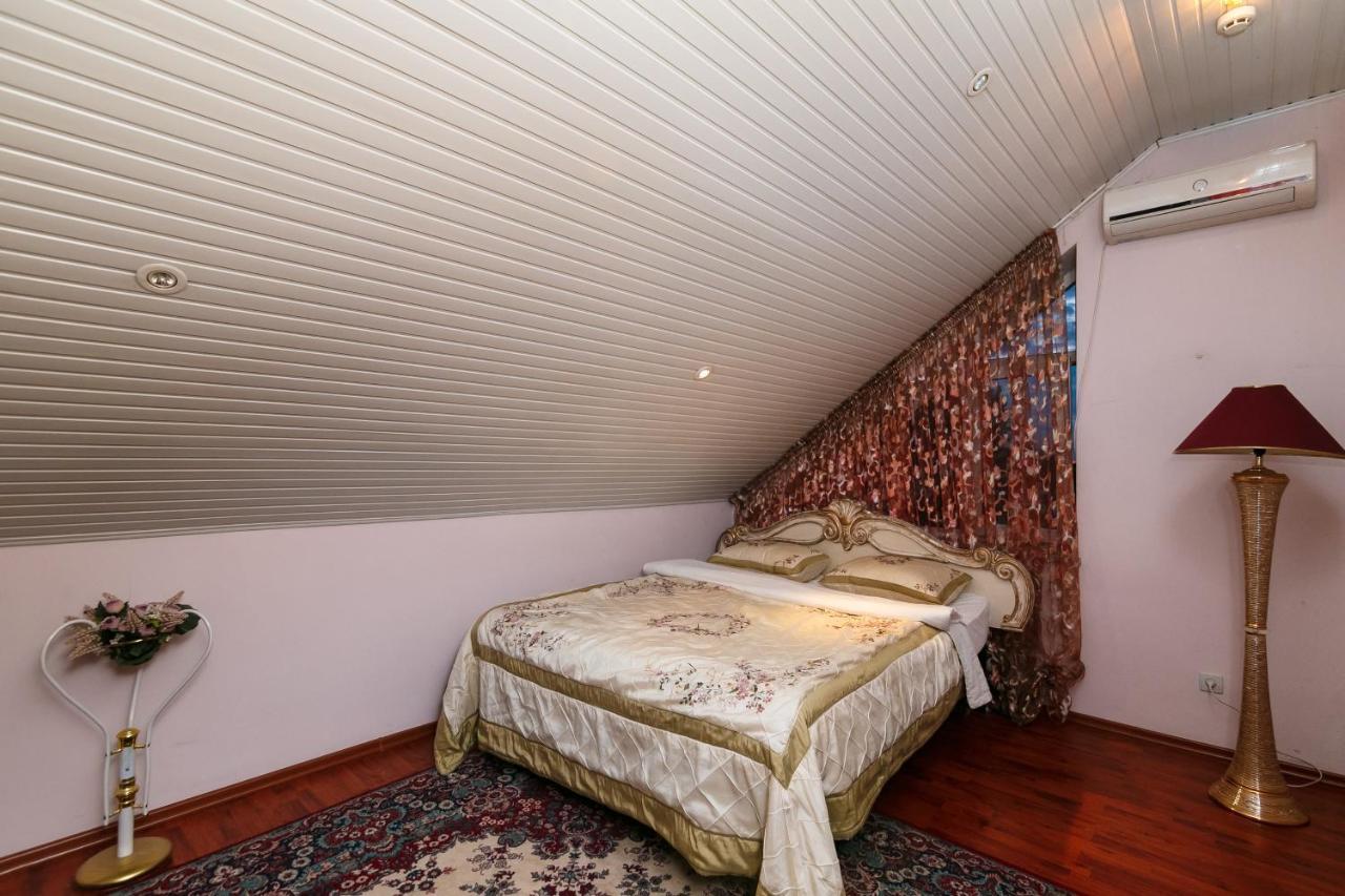 Hotel Ezio キシナウ エクステリア 写真
