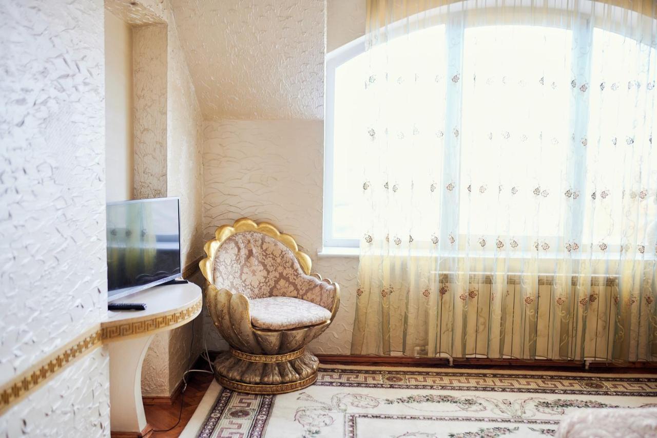 Hotel Ezio キシナウ エクステリア 写真