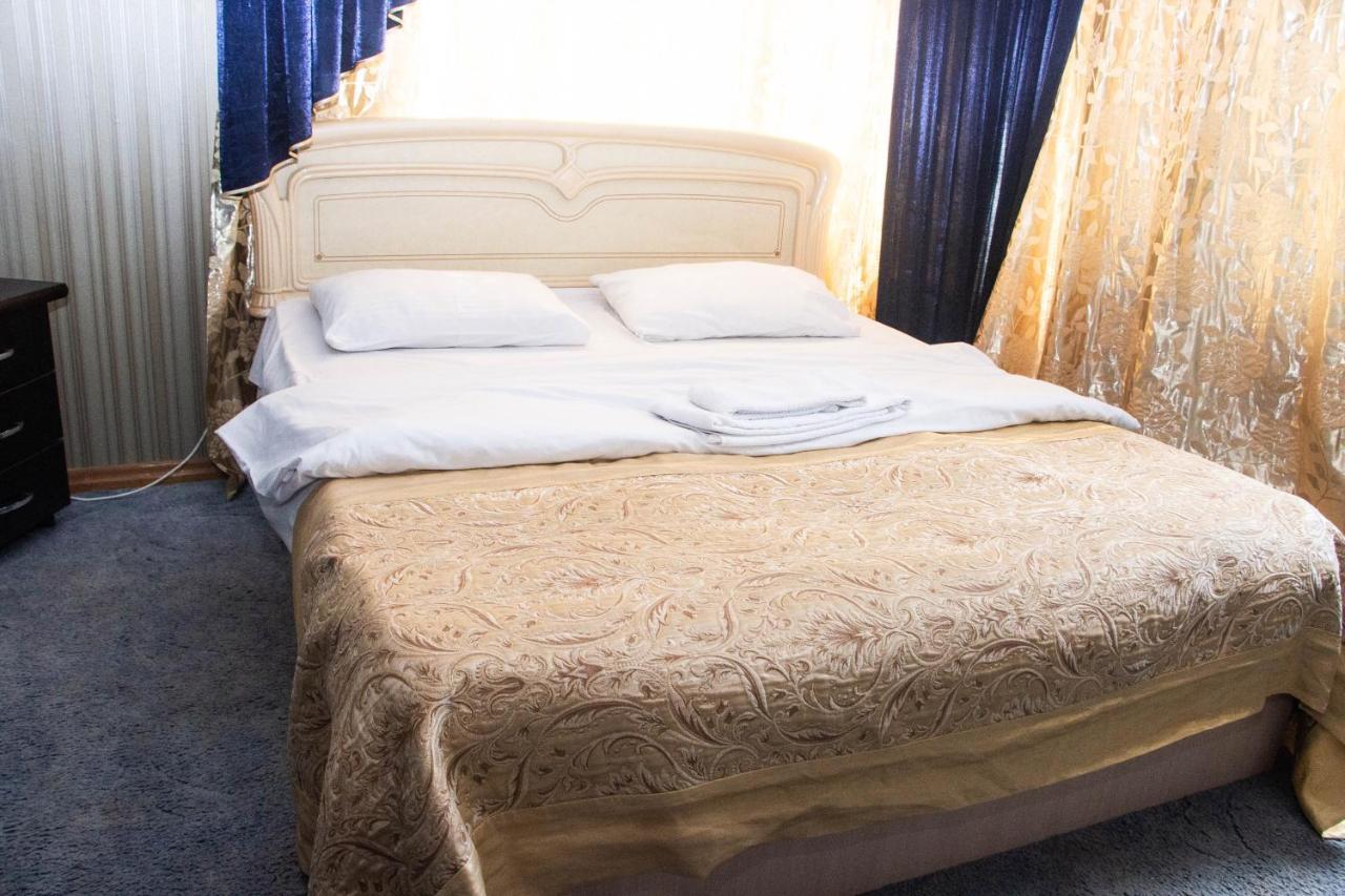 Hotel Ezio キシナウ エクステリア 写真
