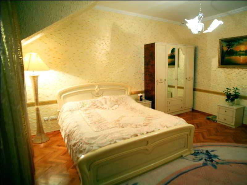 Hotel Ezio キシナウ エクステリア 写真