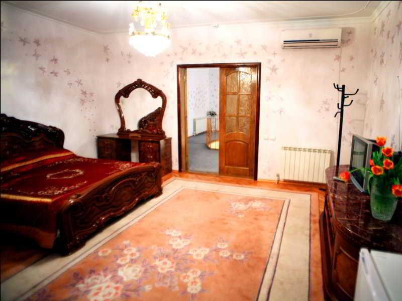 Hotel Ezio キシナウ エクステリア 写真