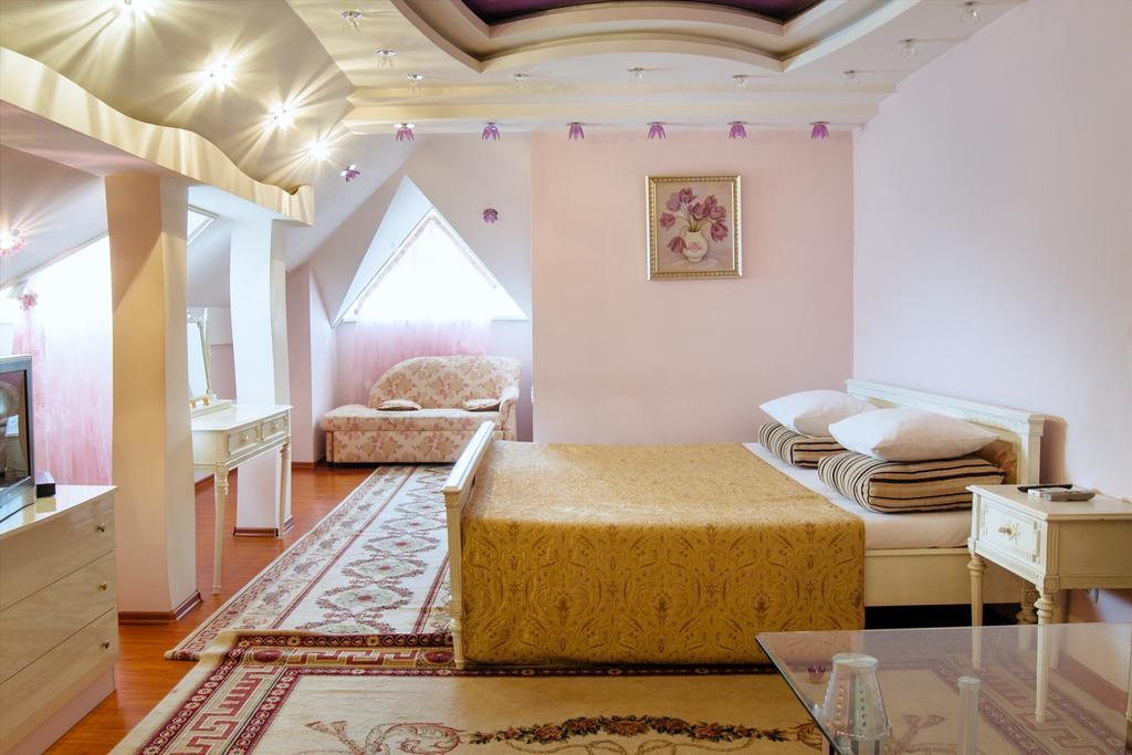 Hotel Ezio キシナウ エクステリア 写真