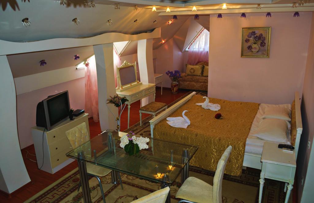 Hotel Ezio キシナウ エクステリア 写真