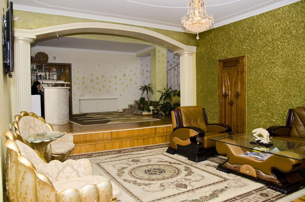 Hotel Ezio キシナウ エクステリア 写真