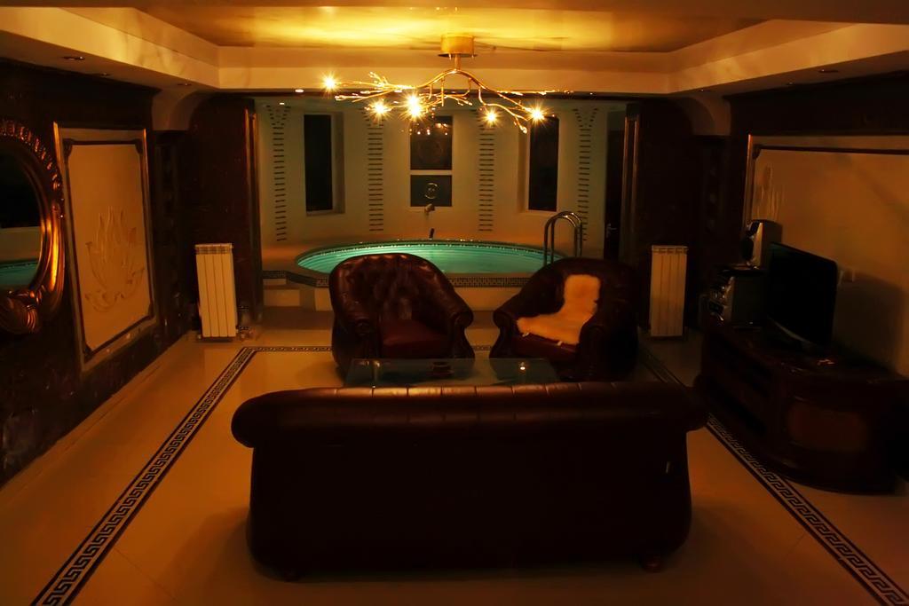 Hotel Ezio Codru エクステリア 写真