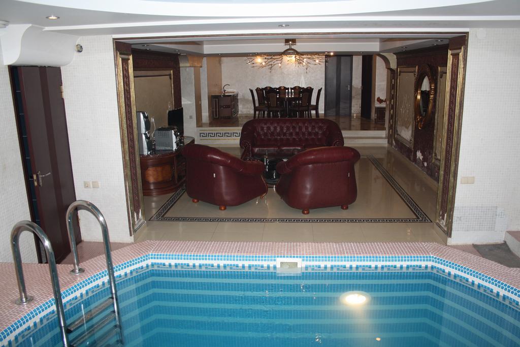 Hotel Ezio キシナウ エクステリア 写真