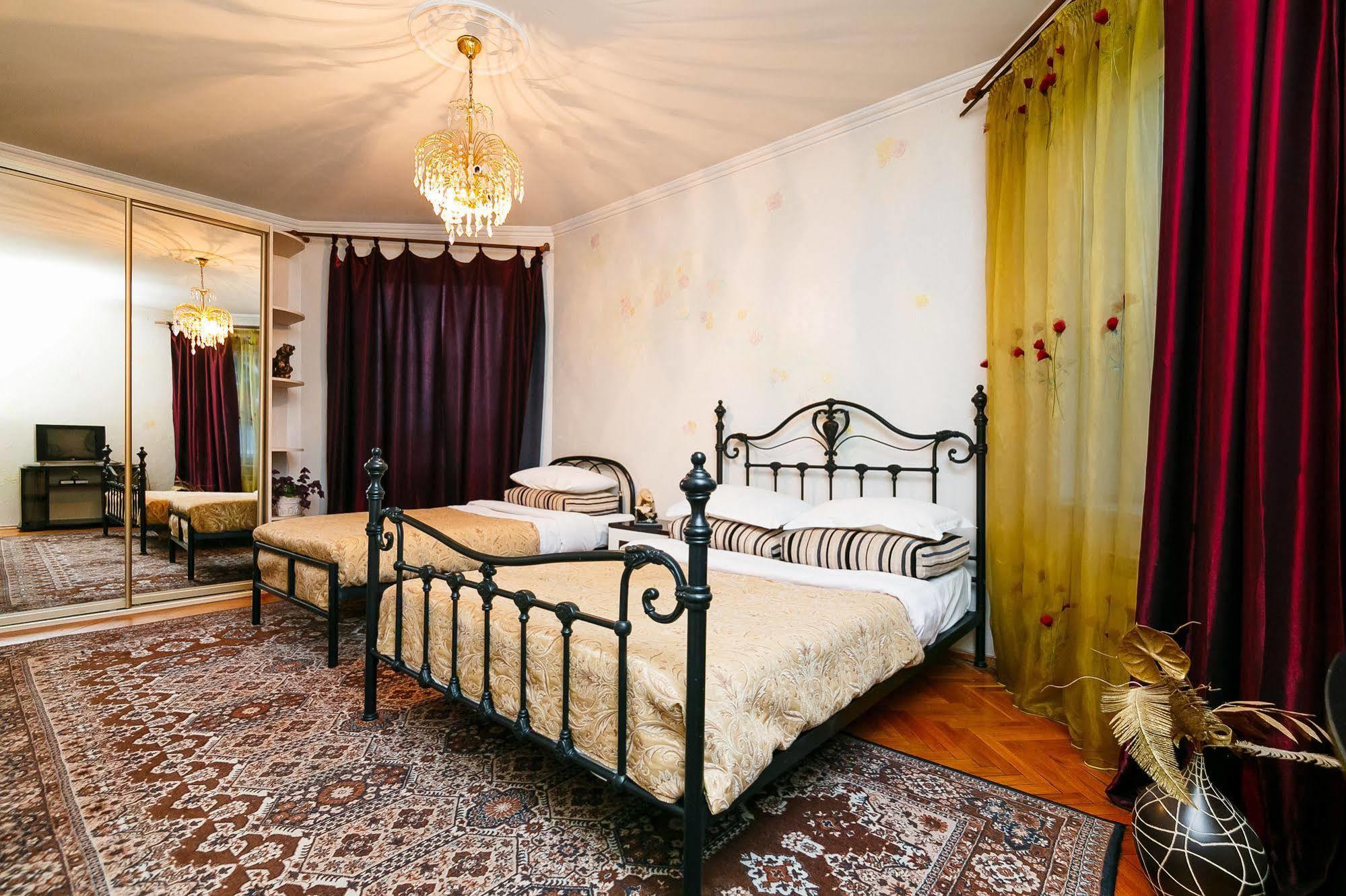 Hotel Ezio キシナウ エクステリア 写真