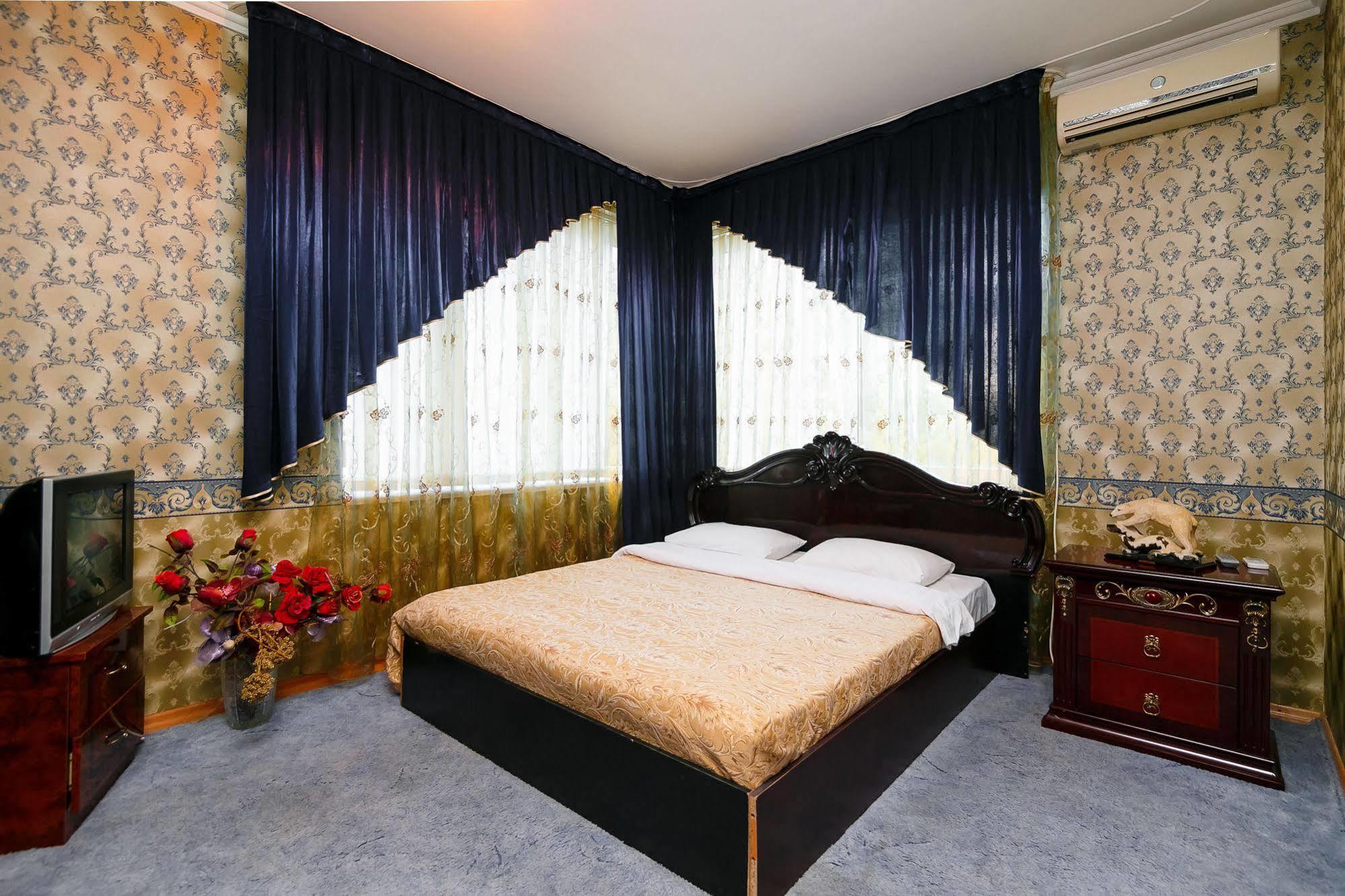 Hotel Ezio Codru エクステリア 写真