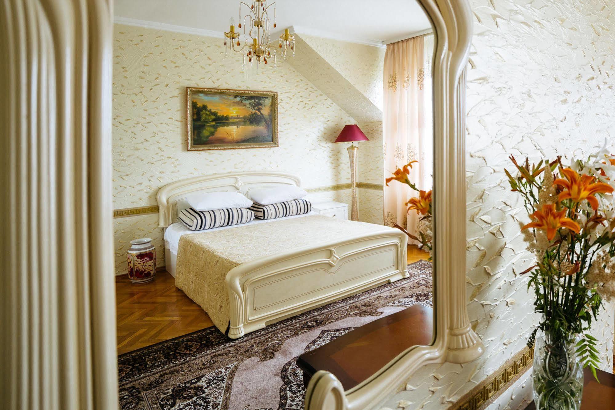 Hotel Ezio Codru エクステリア 写真