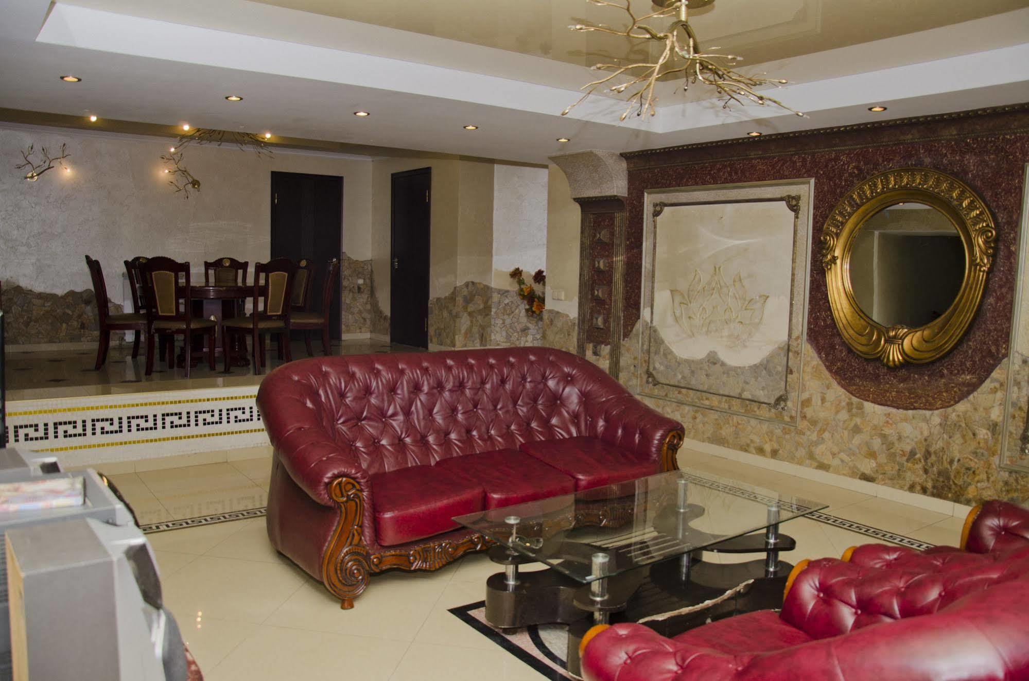 Hotel Ezio キシナウ エクステリア 写真