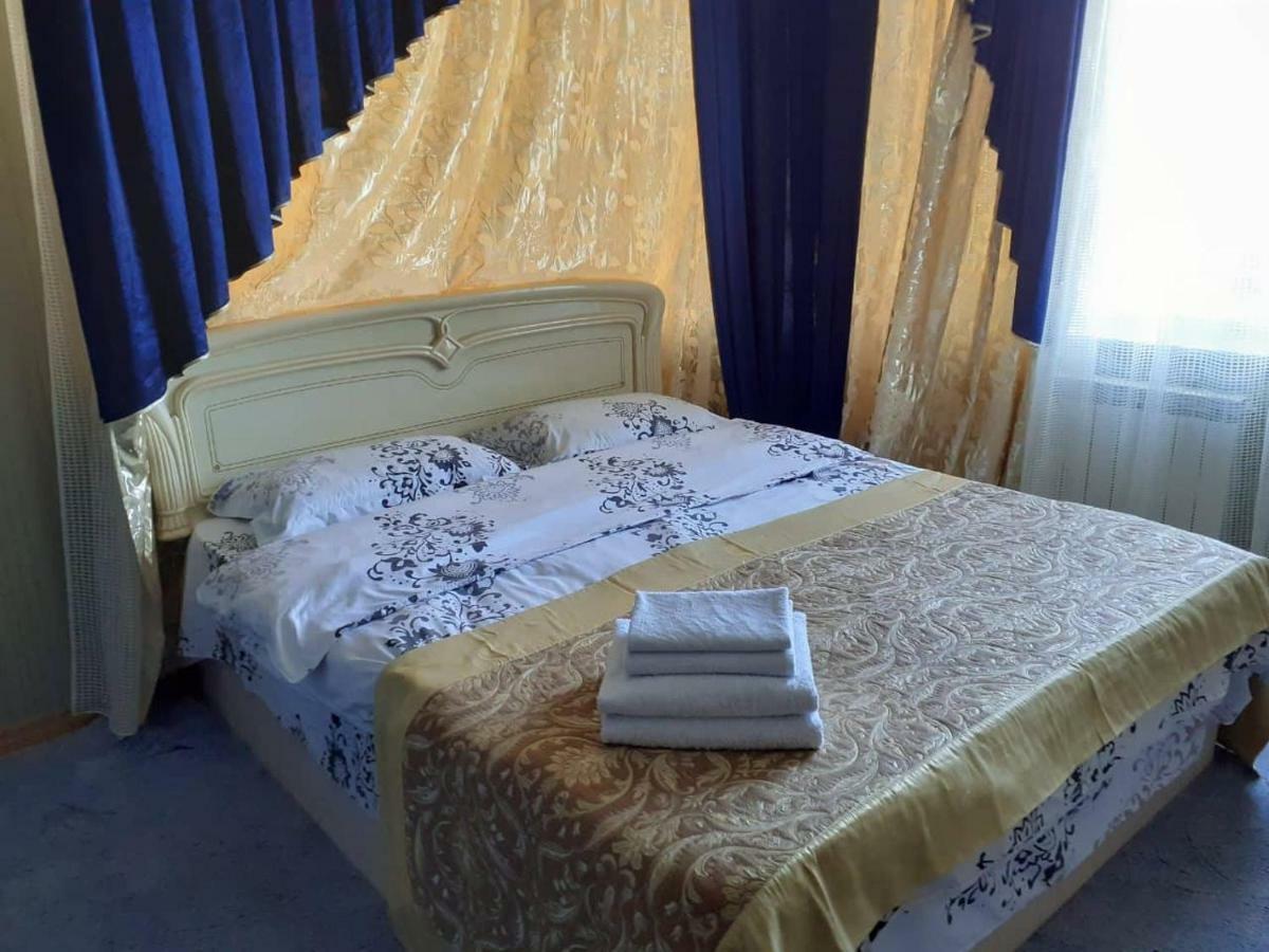 Hotel Ezio キシナウ エクステリア 写真